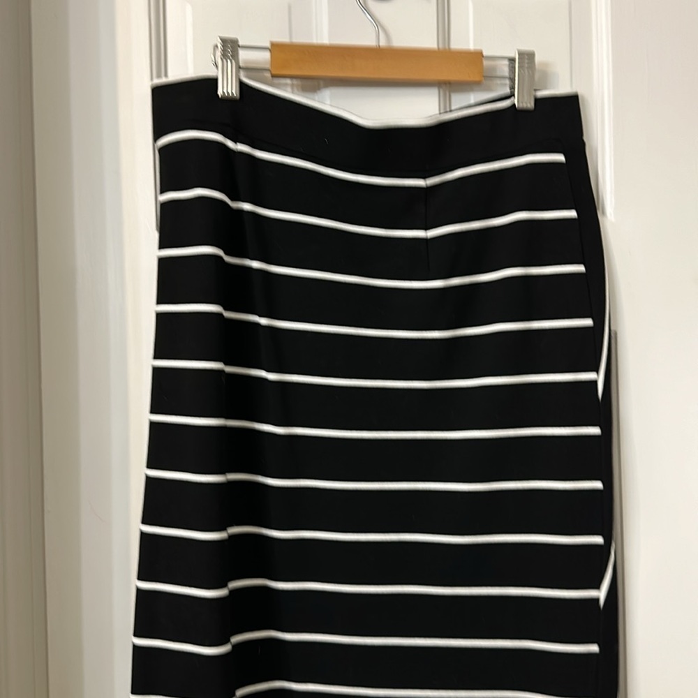 Ann Taylor M faux wrap skirt stretch knit never worn black white